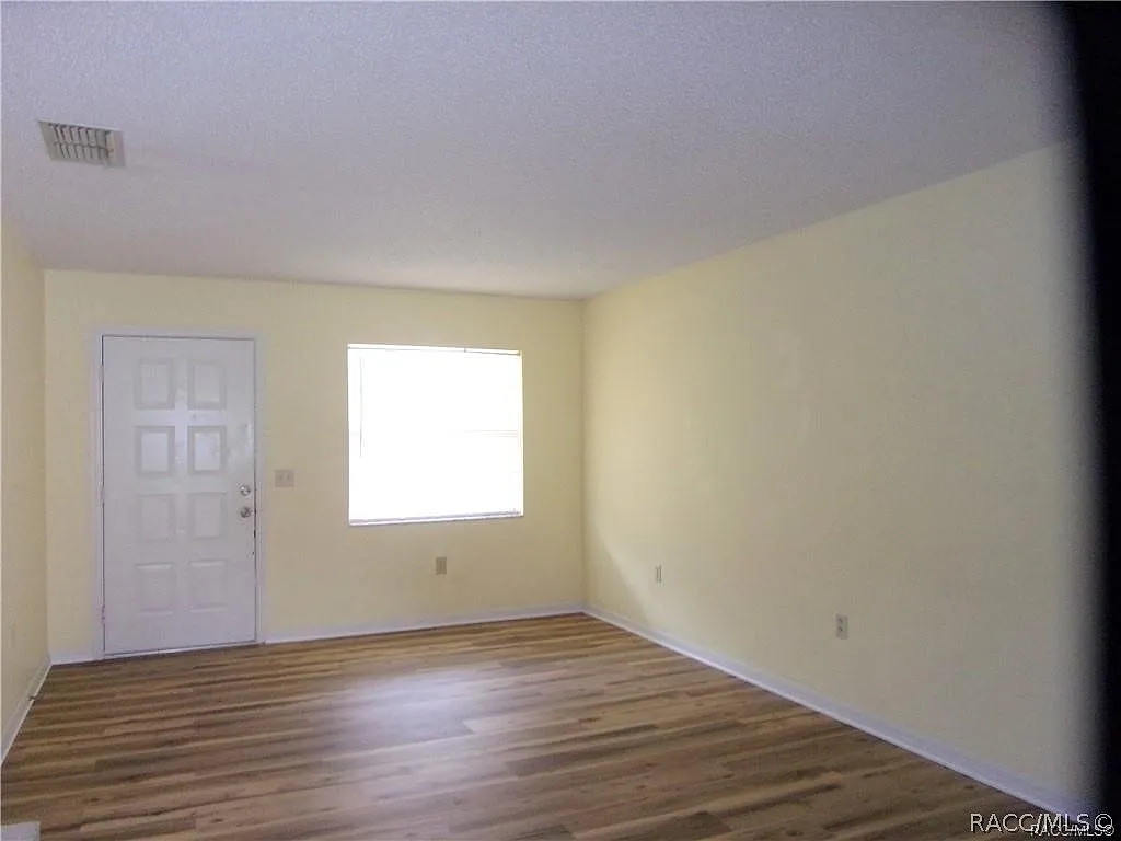 2 bed, 1.0 bath, 980 sqft, $1,170 — Photo 2