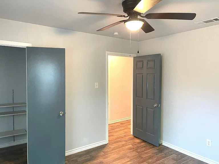 3921 Avenue H — Photo 10
