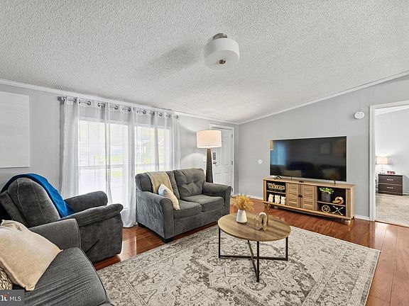 4th image of 72 White Pine Dr