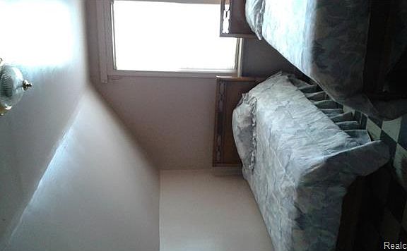 5th image of 305 W Goulson Ave