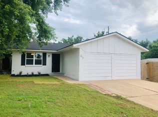312 E Greenwood Ln, Mustang, OK 73064