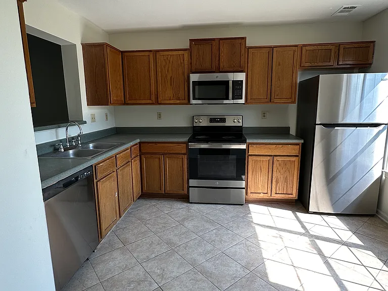 597 Rasco Rd E — Photo 3