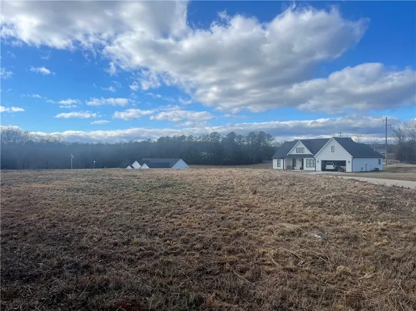 33 Falcons Lair West Dr, Walhalla, SC 29691