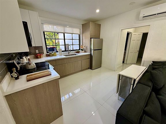 4th image of 733 Michigan Ave #9