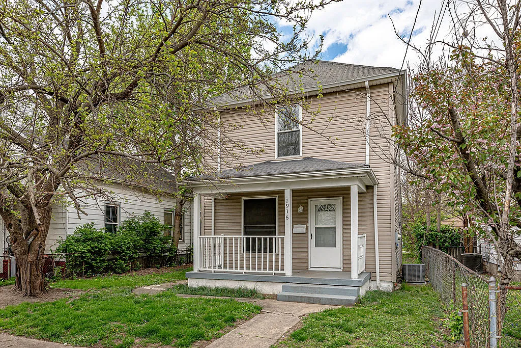 1915 Woodlawn Avenue - 1 — Photo 2