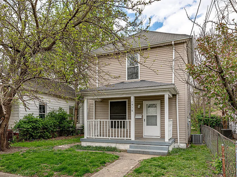 1915 Woodlawn Ave — Photo 2