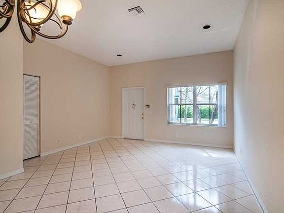 4th image of 945 Tanglewood Cir