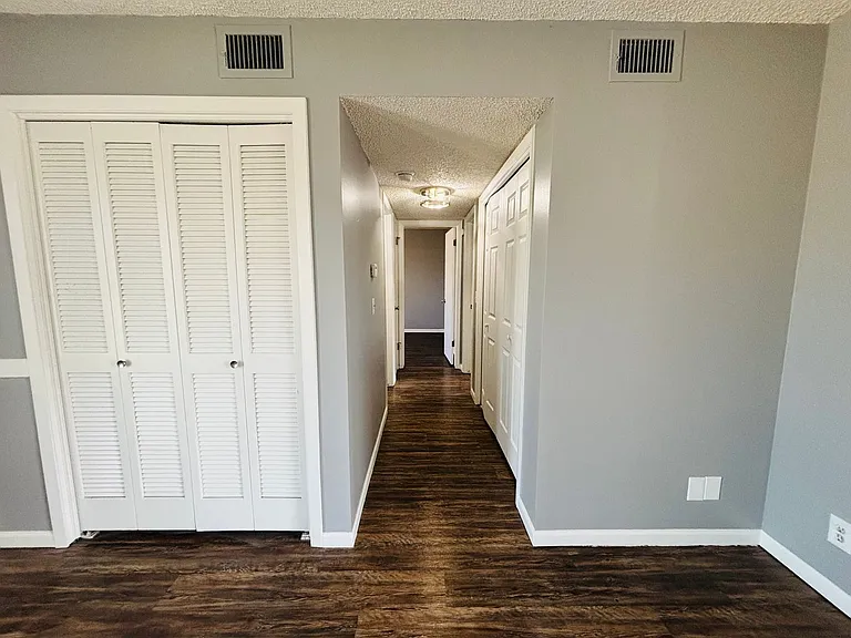 6720-6732 W Par Ln — Photo 3