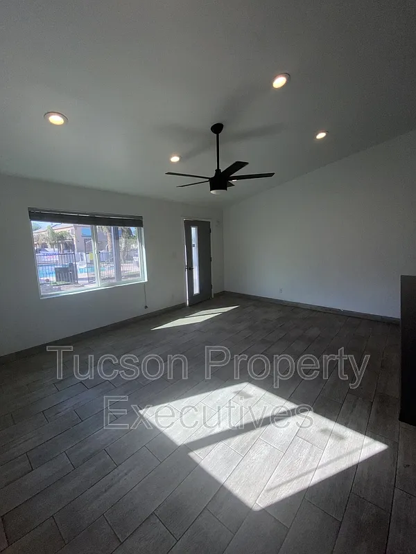 Building Photo - 1421 E Drachman St #C