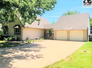 2001 Tumbleweed Dr, Hutchinson, KS 67502