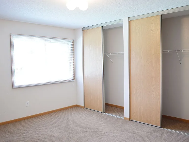 Larpenteur Estates Apartments — Photo 93