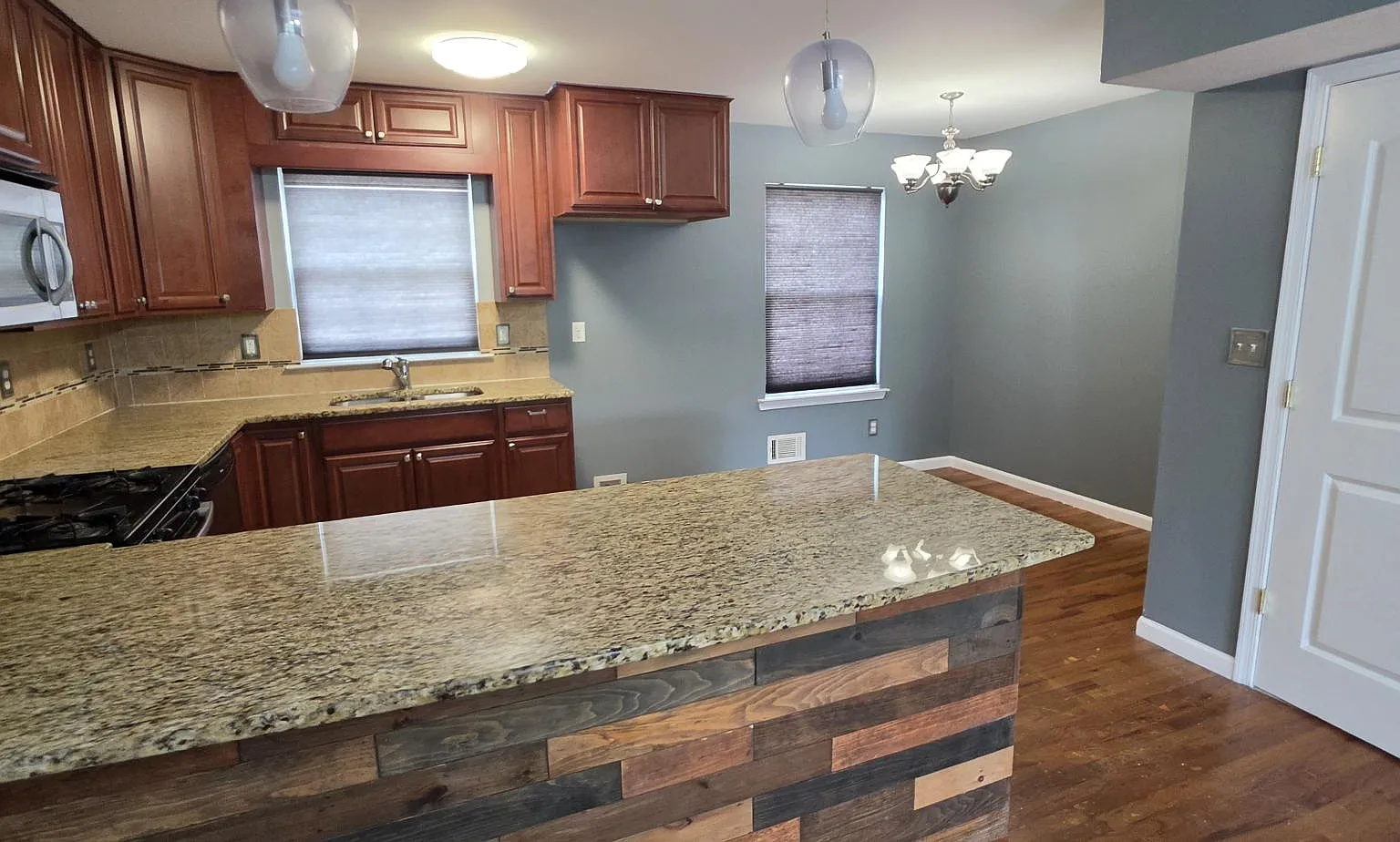 3 bed, 3.5 bath, 1548 sqft, $3,900 — Photo 3