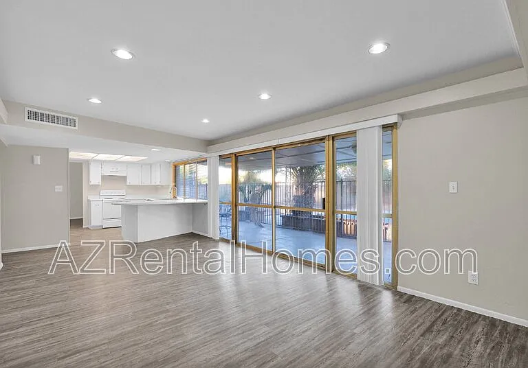 966 E La Jolla Dr — Photo 9