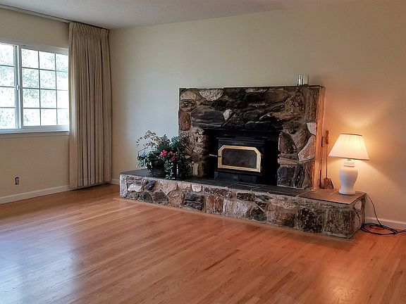 5th image of 8030 Mountain Ave