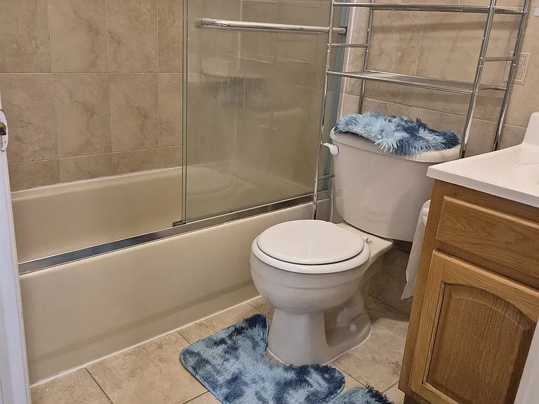 Bathroom ( share by 2 ppl only)