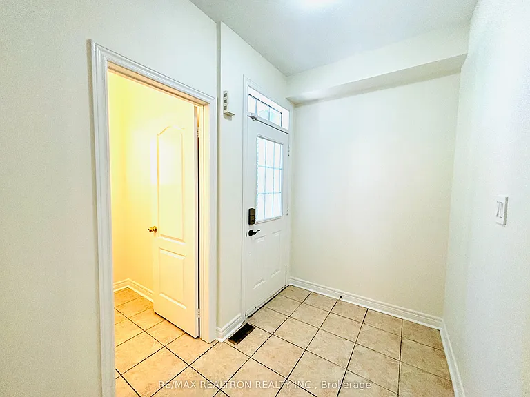 56 Kimono Cres — Photo 3