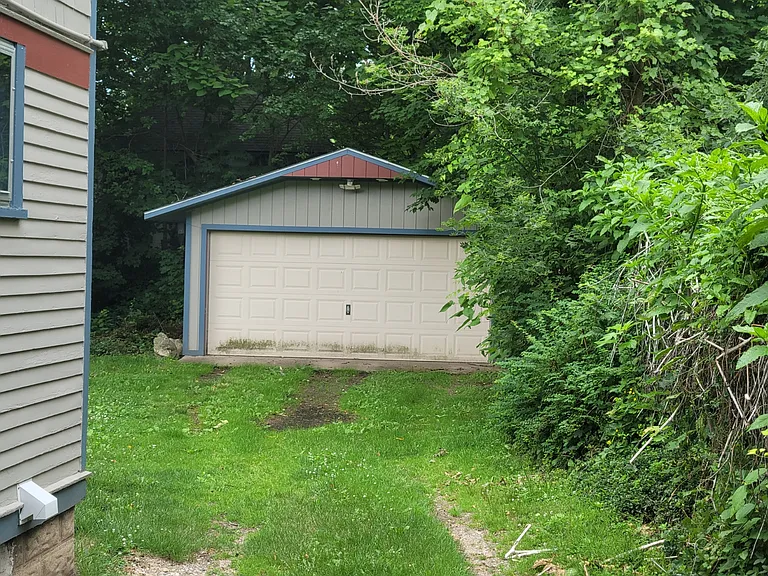 1327 Summit Ave — Photo 2