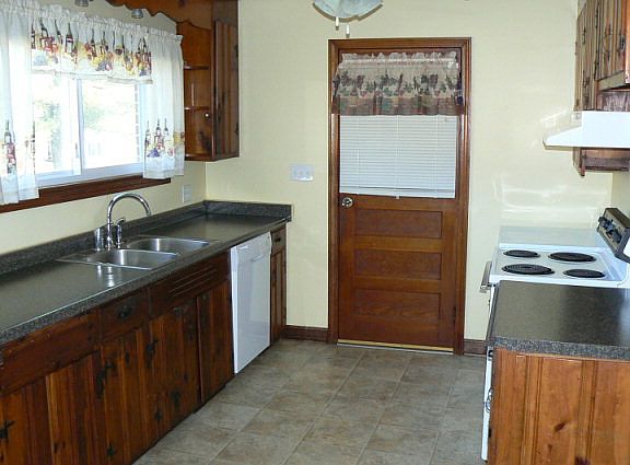 3rd image of 301 Brook Ln