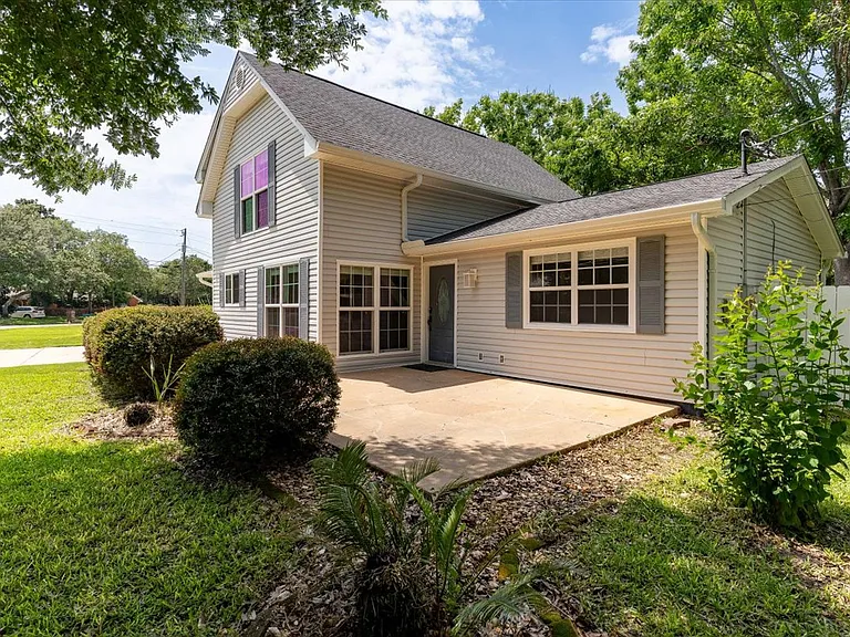 817 N Lakeside Dr — Photo 3
