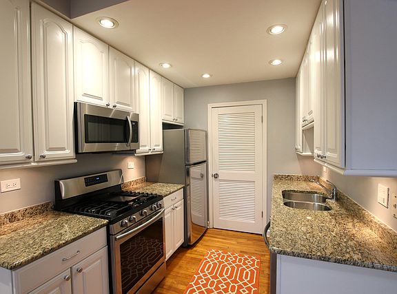 2nd image of 948 W Oakdale Ave #6