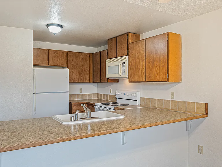 653 Myrtine St #A — Photo 6