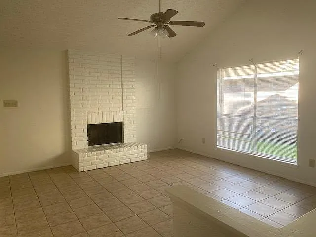 2 bed, 2.0 bath, 2202 sqft, $1,300 — Photo 2