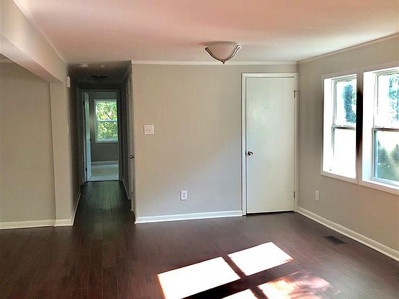 4th image of 416 Elaine Pl