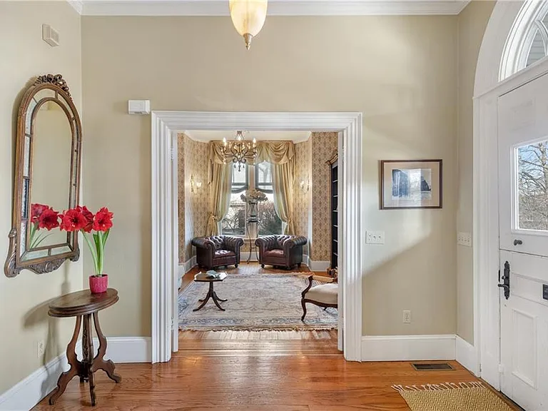 287 Gibbs Ave — Photo 2