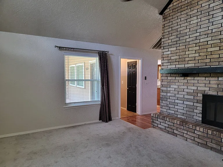 312 Rosanne St — Photo 8