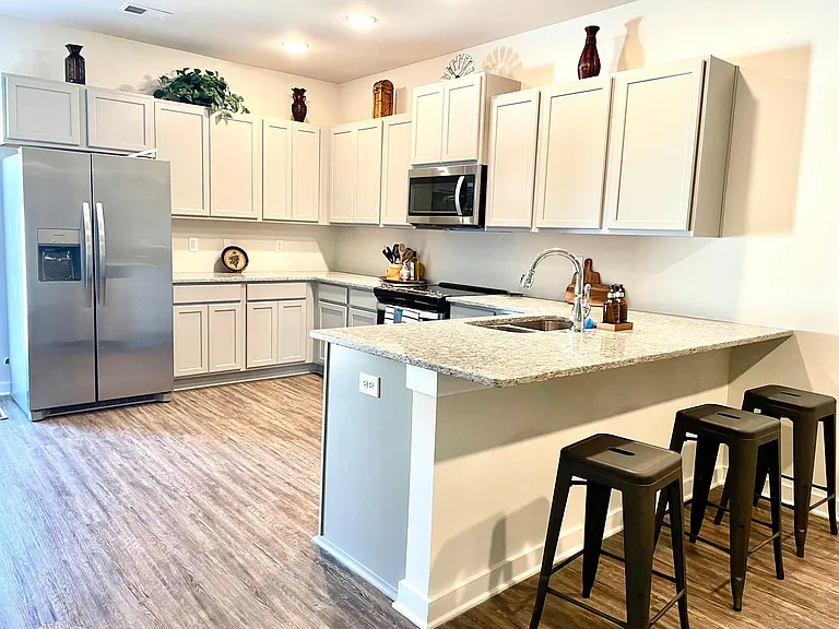 420 Edgebrook Dr SW — Photo 1