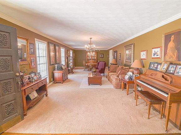 3rd image of 901 Vivian Dr