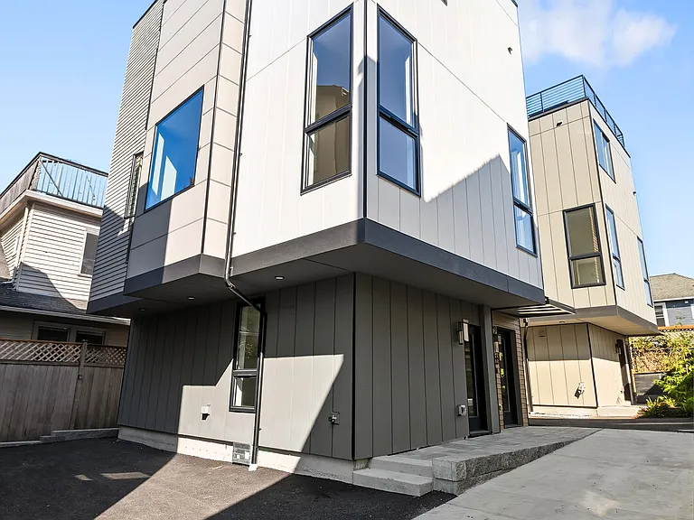 218 21st Ave E — Photo 3
