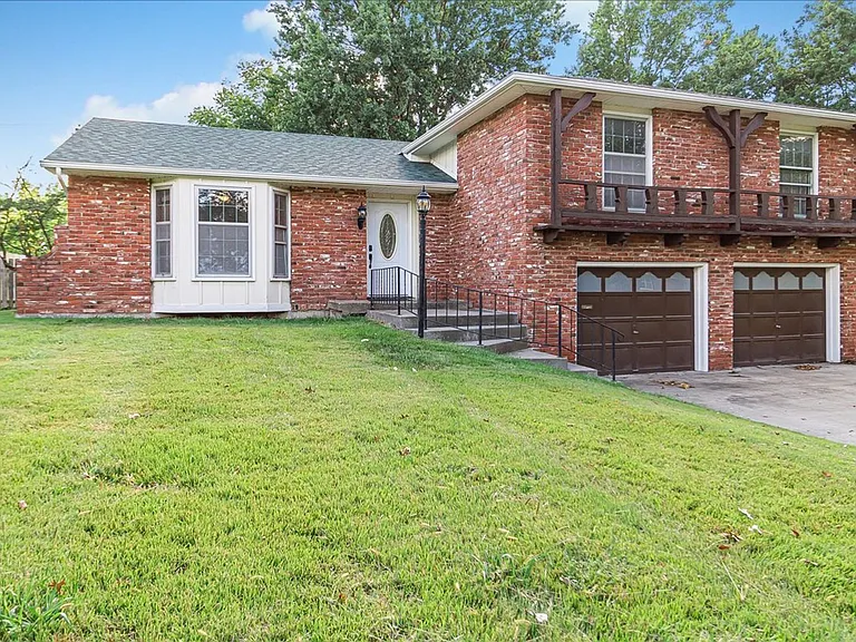 318 Goodrich Dr — Photo 1