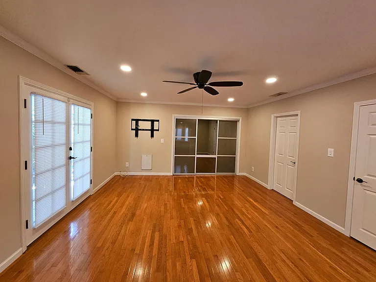 906 N Parish Pl — Photo 13