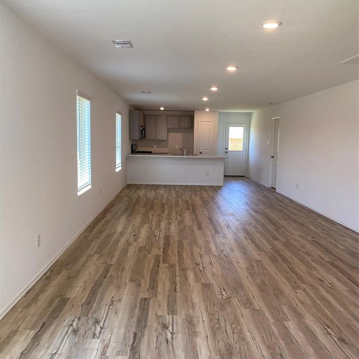 3 bed, 1461 sqft, $1,900 — Photo 2