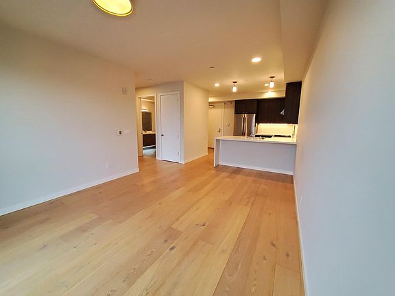 4th image of 2600 Harrison St #402