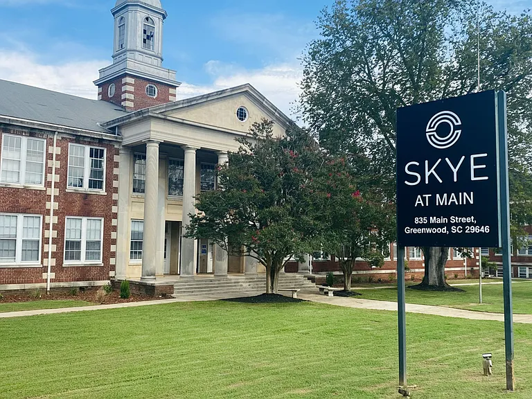 Sky at Main Comfort & Convenience - Your New Home Awaits! — Photo 1