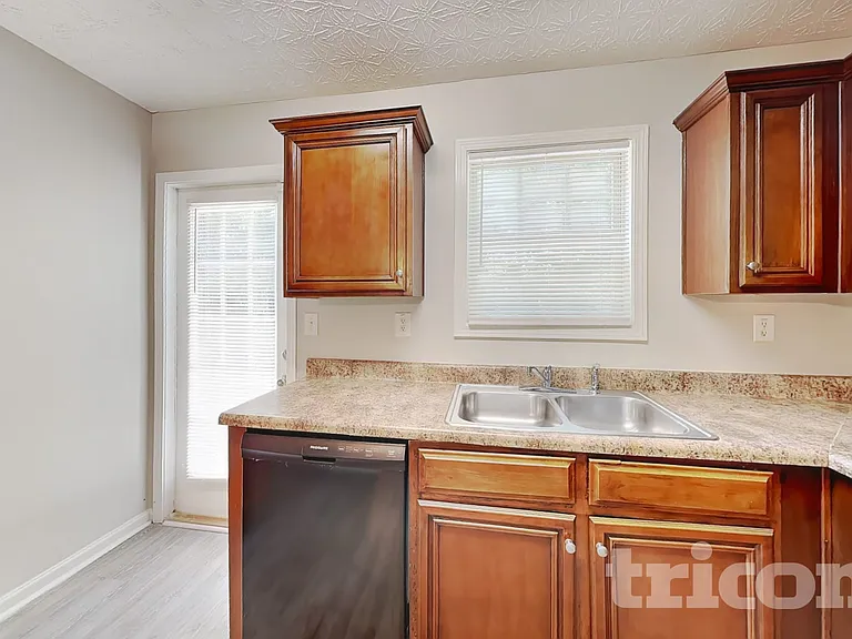 1047 Wedgewood Ct — Photo 5