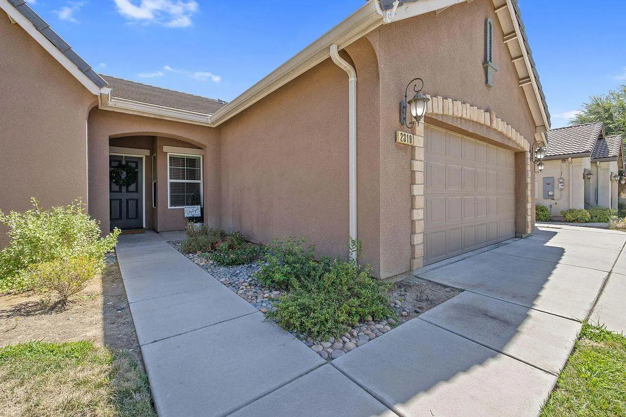 4 bed, 2272 sqft, $2,280 — Photo 3