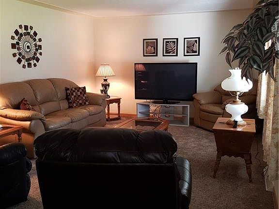 3rd image of 42084 Debra Dr