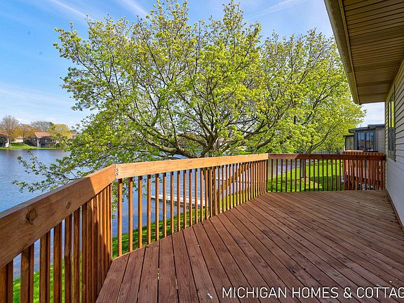 3rd image of 1674 Lakeview Dr