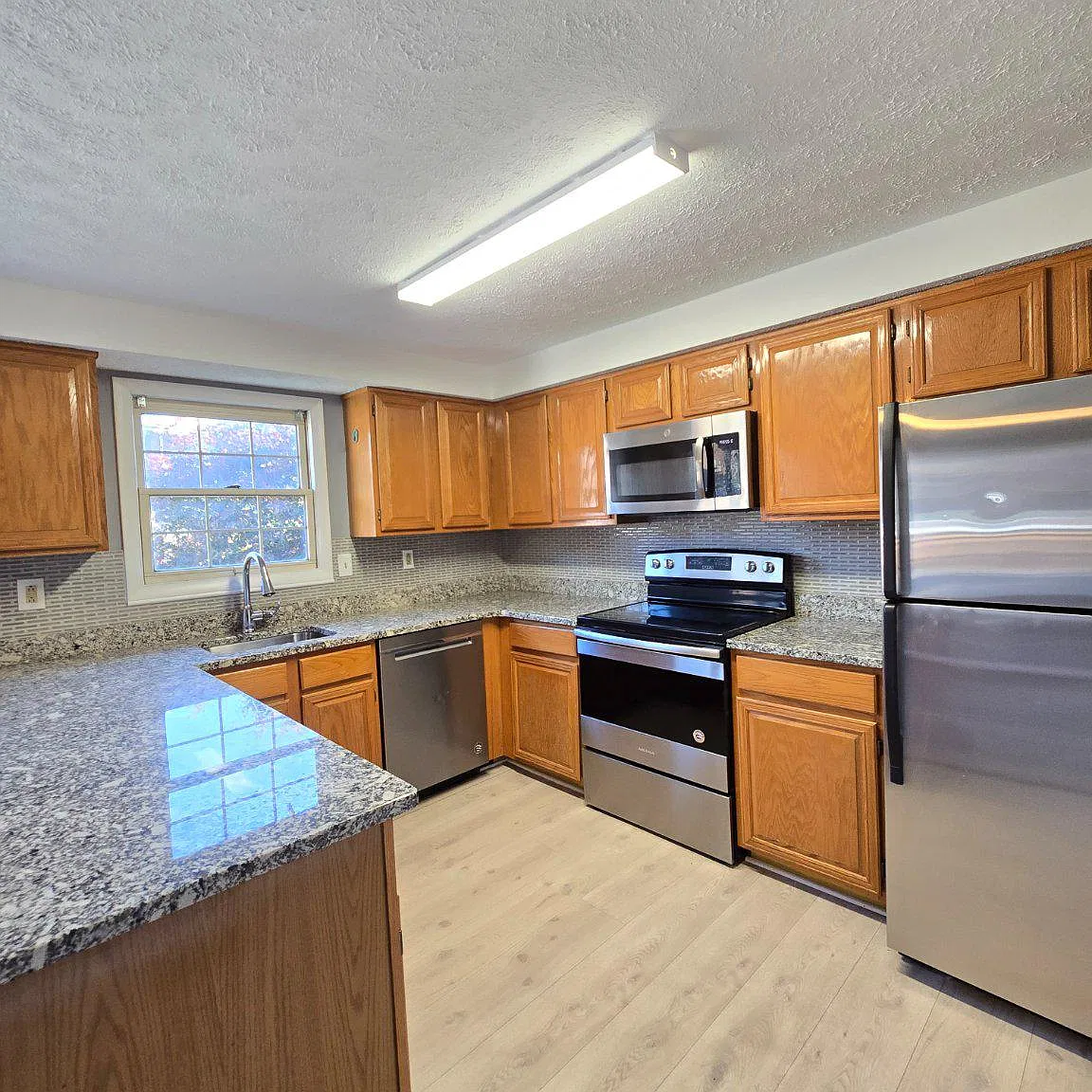 3 bed, 3.5 bath, 1732 sqft, $2,400 — Photo 4