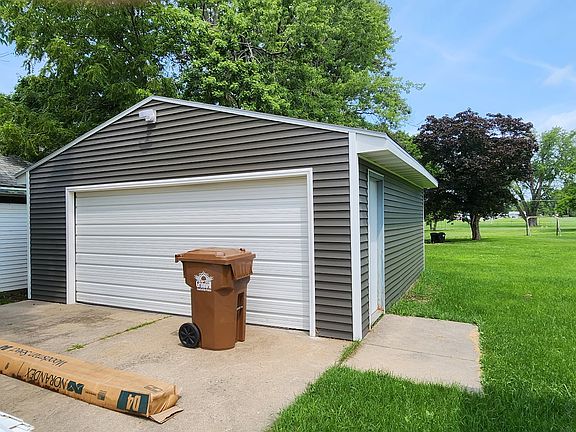 tenant has use of 1 stall in this garage