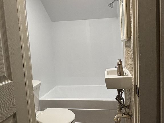 5th image of 728 E Chestnut St