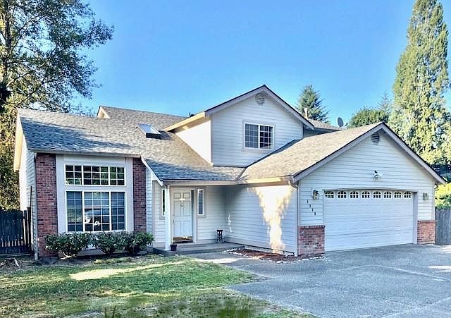 Beautiful 2 story home conveniently located Renton Highlands.