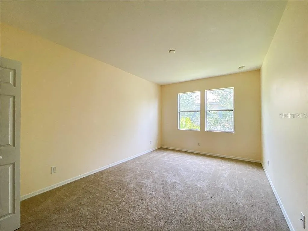 4 bed, 2.5 bath, 2614 sqft, $870 — Photo 2