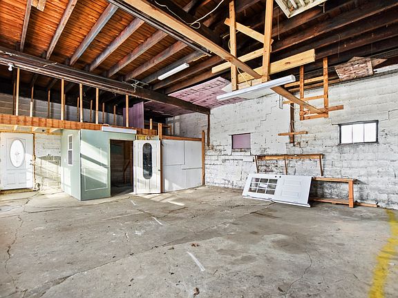 5th image of 685 Pleasant St