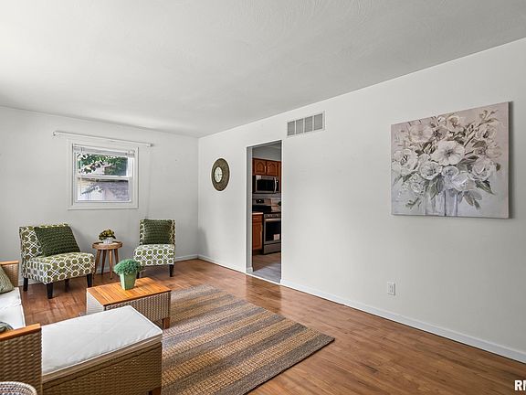 4th image of 2333 Queensway Rd
