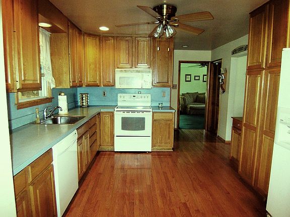 Kitchen-lots of counter space