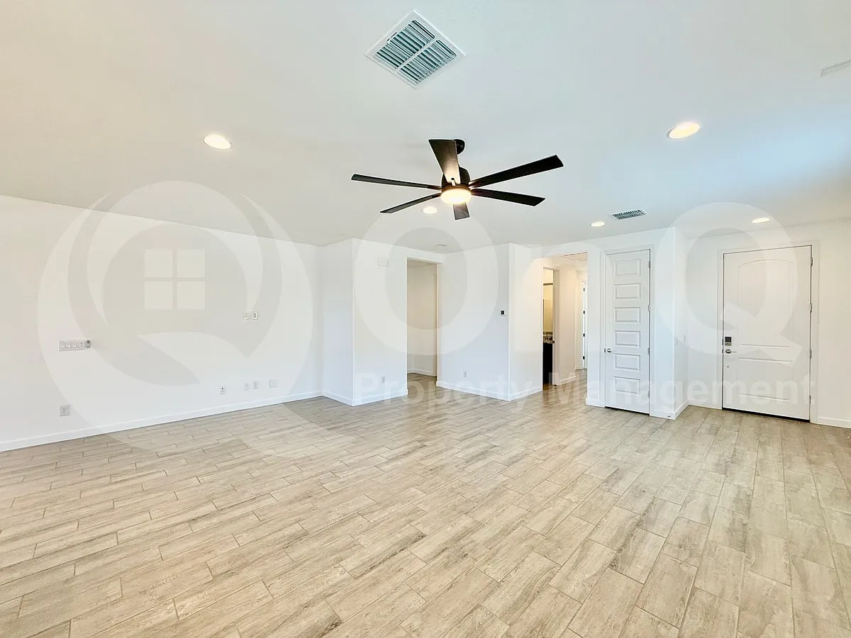 4 bed, 4.0 bath, 1954 sqft, $2,499 — Photo 3